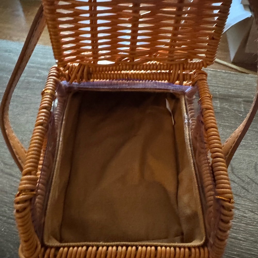 Tommy Bahama Woven Jeep Bag - Picture 4 of 4